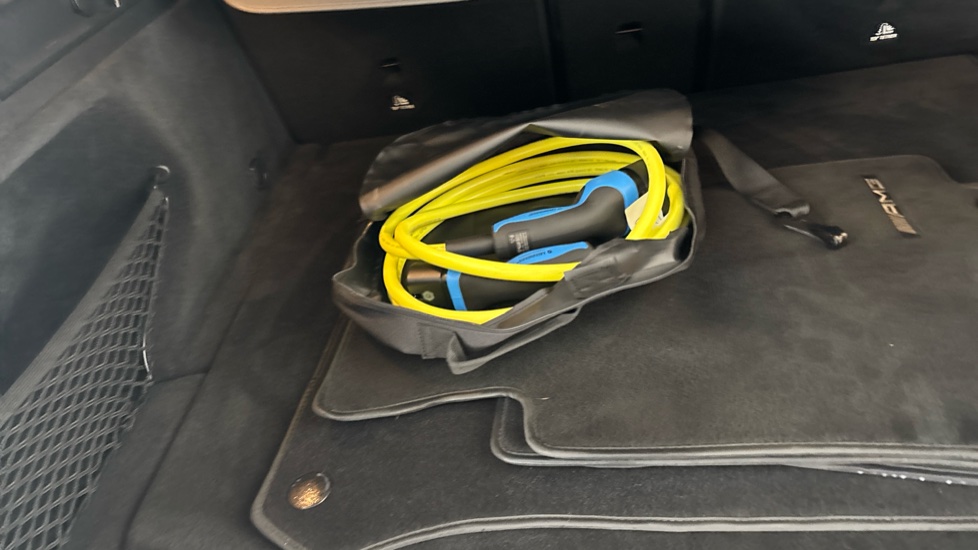 MERCEDES EQC Image 22