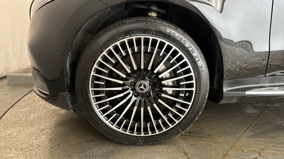 MERCEDES EQC Image 17