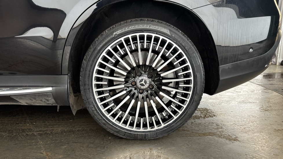 MERCEDES EQC Image 18