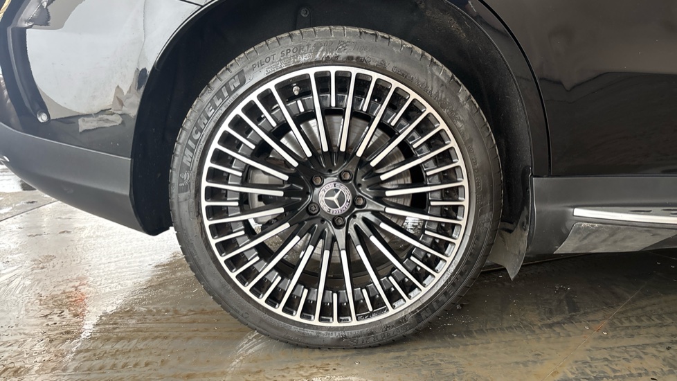 MERCEDES EQC Image 19