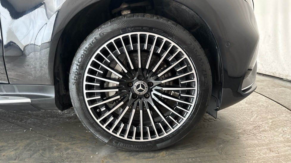 MERCEDES EQC Image 20