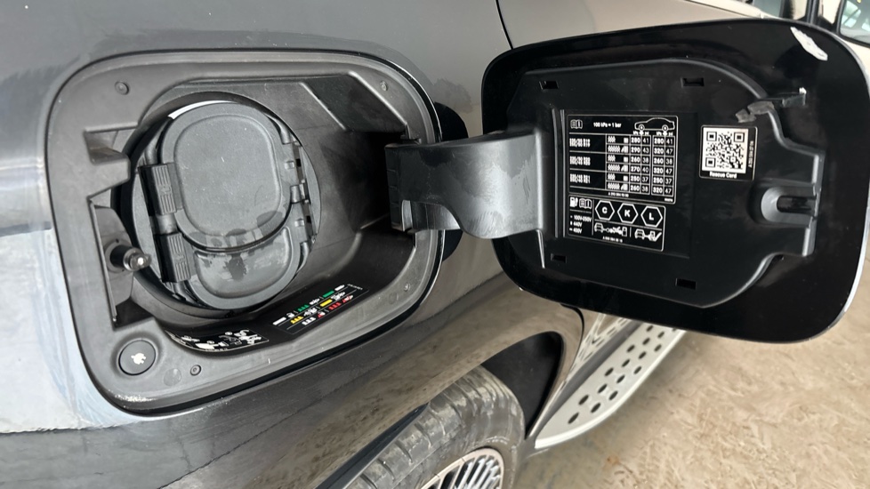 MERCEDES EQC Image 21