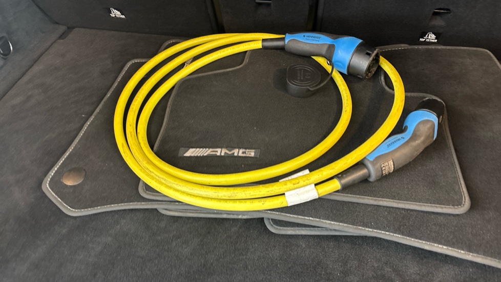 MERCEDES EQC Image 22