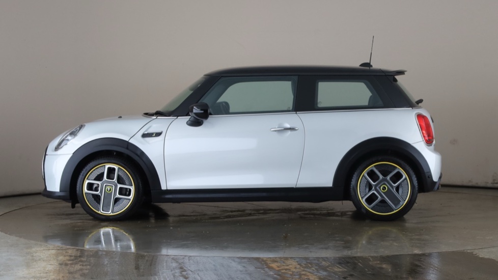 MINI HATCHBACK Image 2