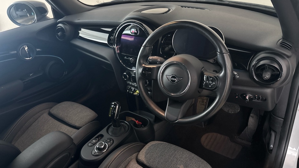 MINI HATCHBACK Image 9