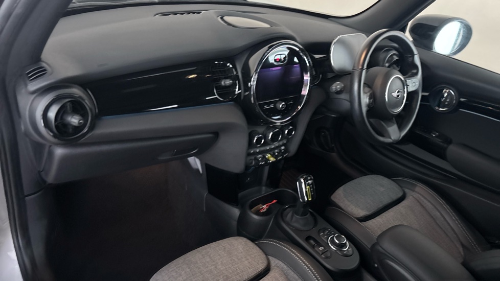 MINI HATCHBACK Image 10