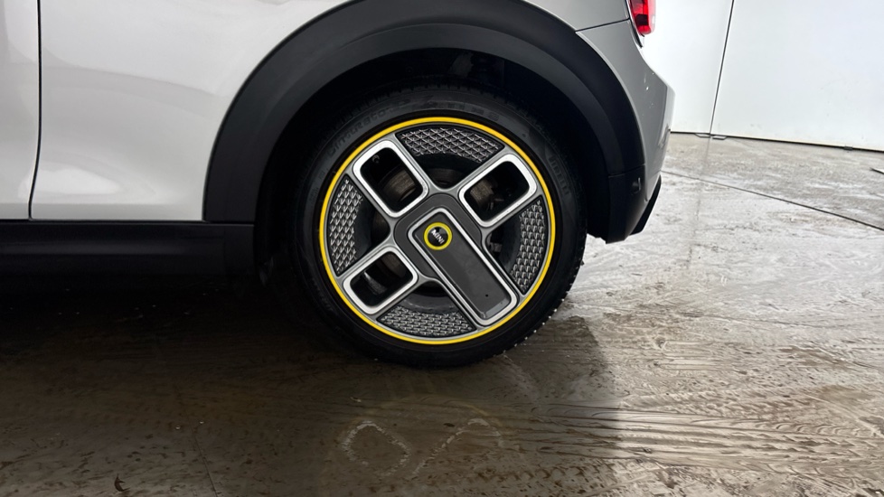 MINI HATCHBACK Image 18