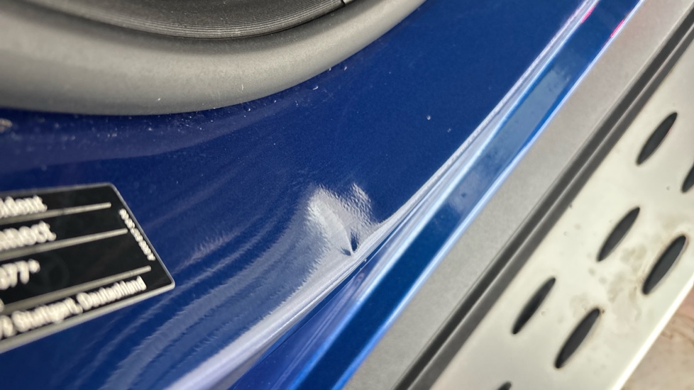 MERCEDES EQC Dent