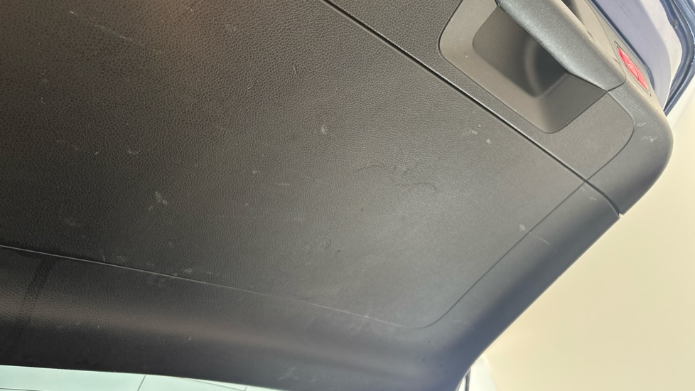 MERCEDES EQC Scuff