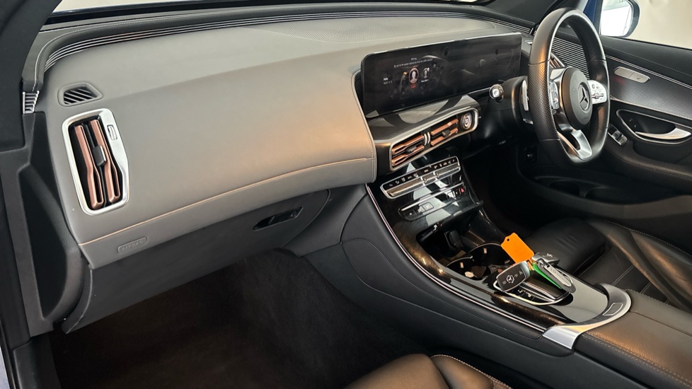 MERCEDES EQC Image 10