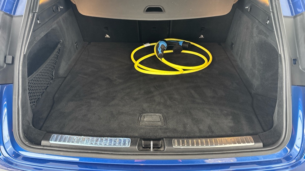 MERCEDES EQC Image 15