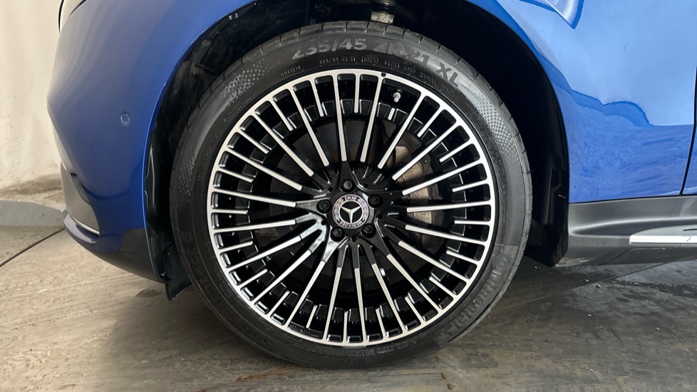 MERCEDES EQC Image 17