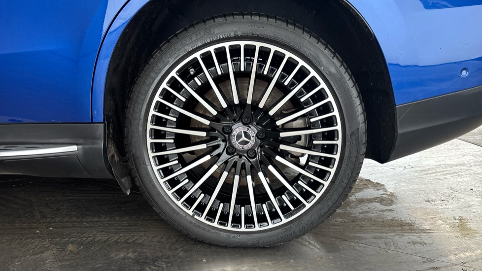 MERCEDES EQC Image 18