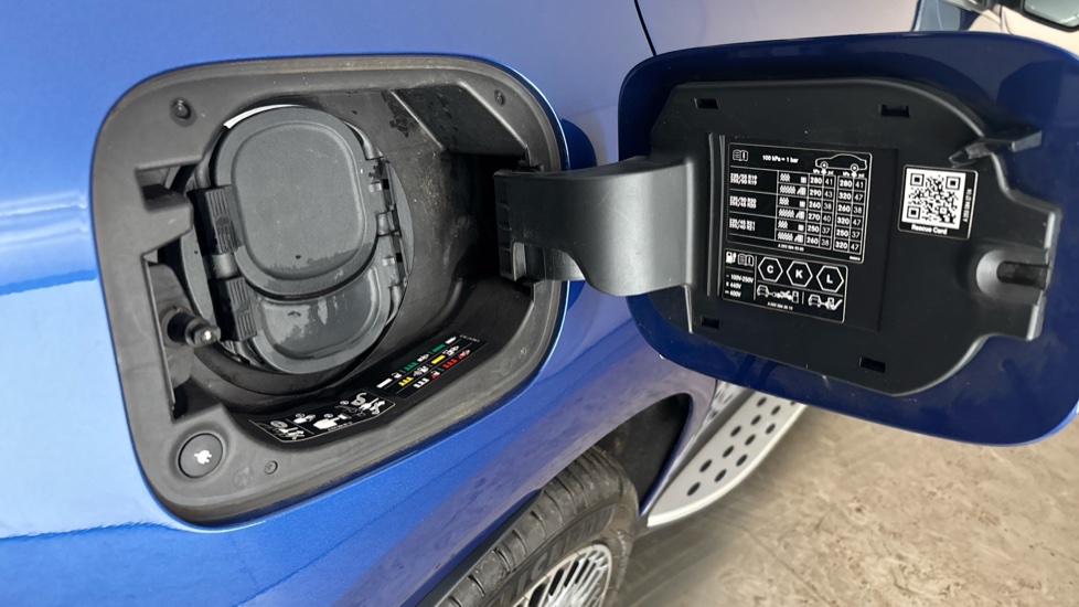 MERCEDES EQC Image 21