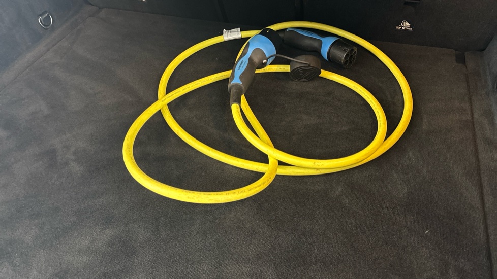 MERCEDES EQC Image 22