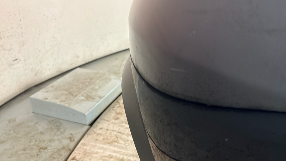 MERCEDES EQC scratches