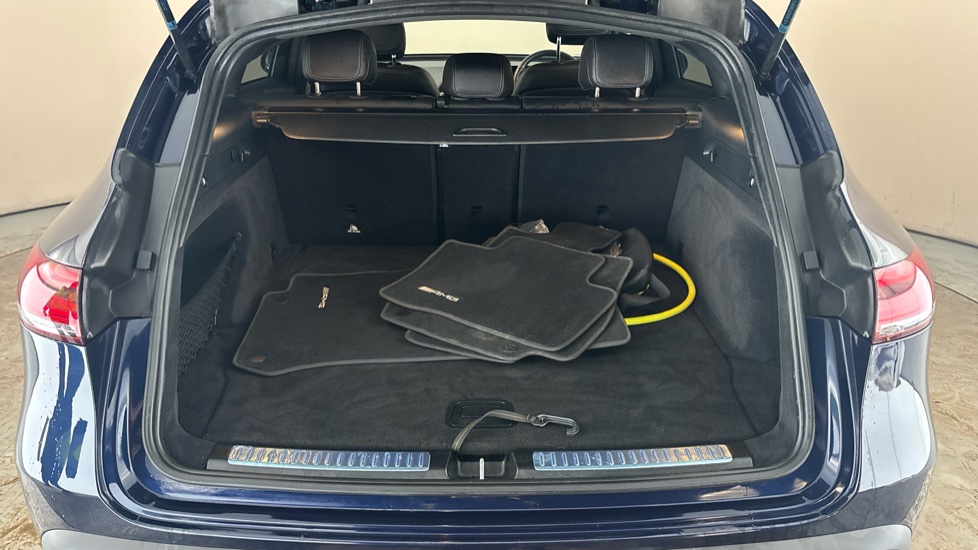MERCEDES EQC Image 15