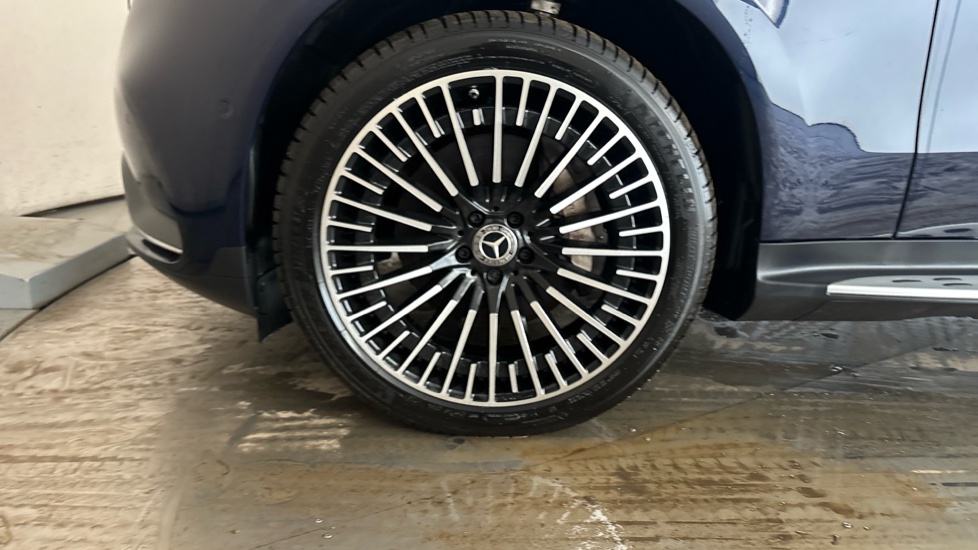 MERCEDES EQC Image 17