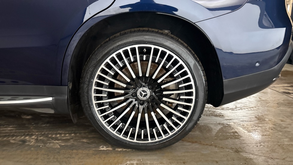 MERCEDES EQC Image 18