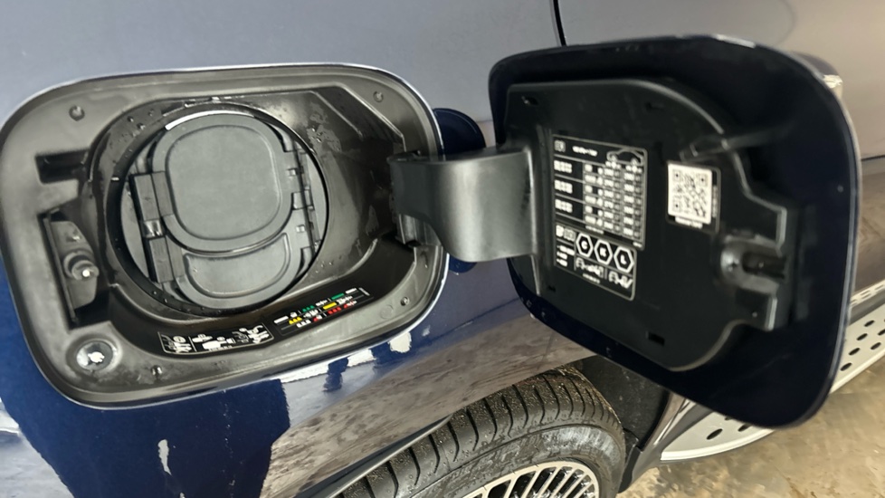 MERCEDES EQC Image 21