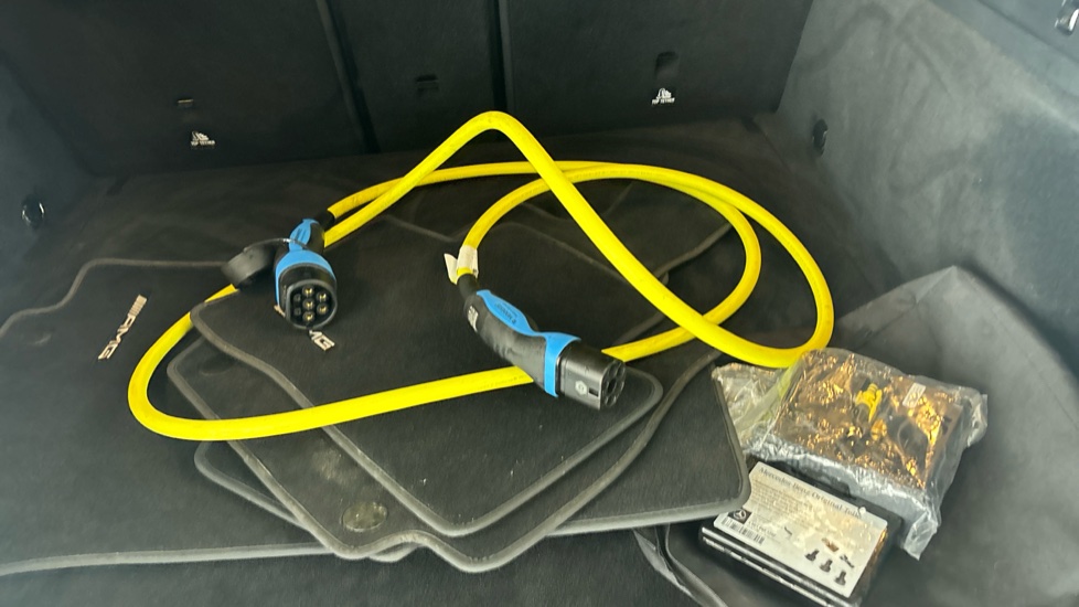 MERCEDES EQC Image 22