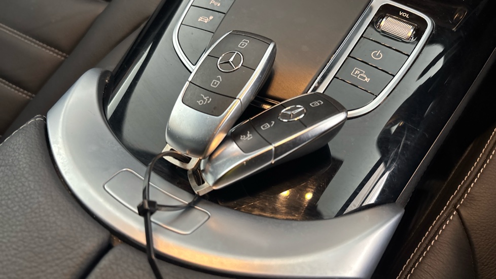 MERCEDES EQC 2 keys