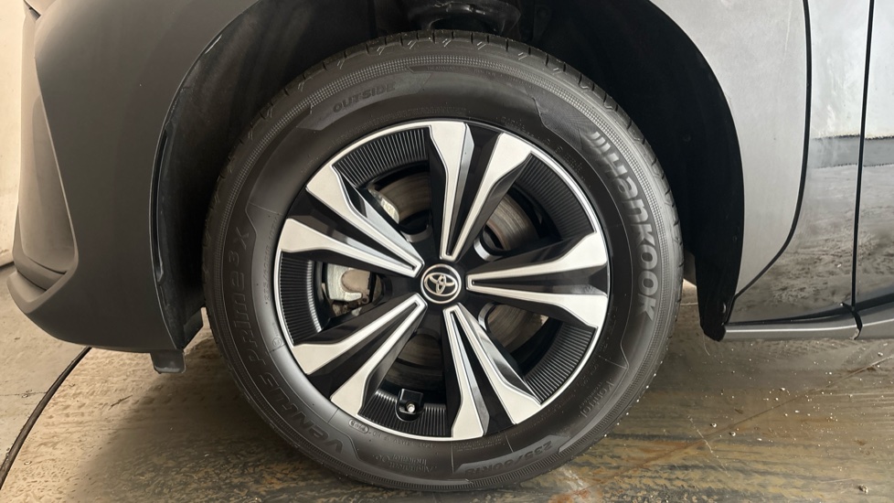 TOYOTA BZ4X Image 17