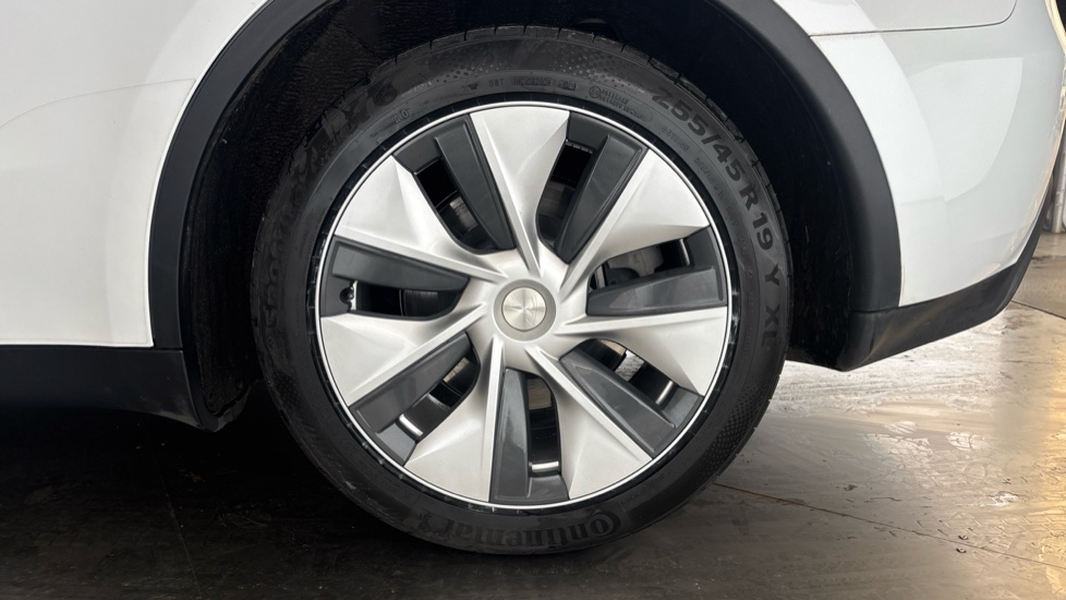 TESLA MODEL Y Image 18