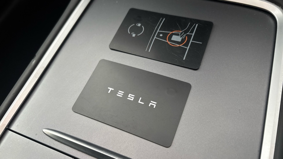 TESLA MODEL Y 2 keys