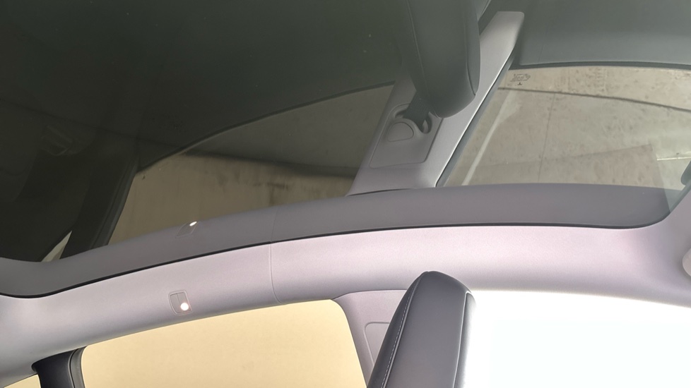 TESLA MODEL Y Panoramic roof