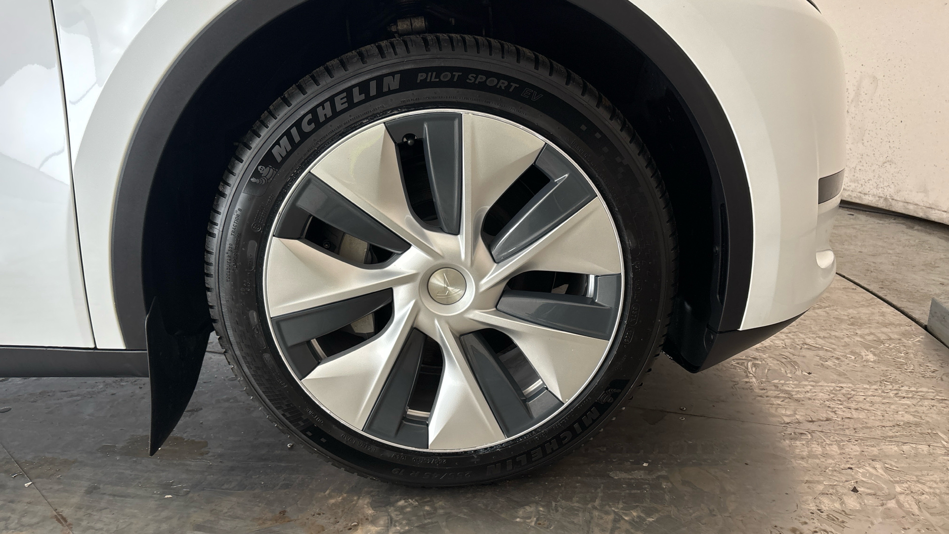 4020683 RWD 5dr Auto