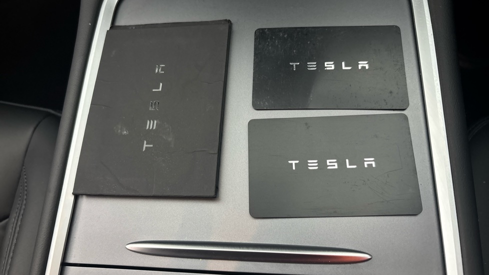 TESLA MODEL Y 2 keys