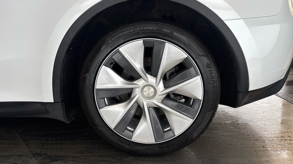 TESLA MODEL Y Image 18