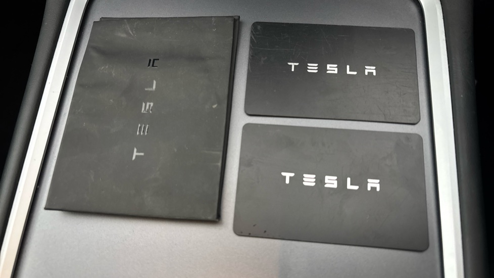 TESLA MODEL Y 2 keys