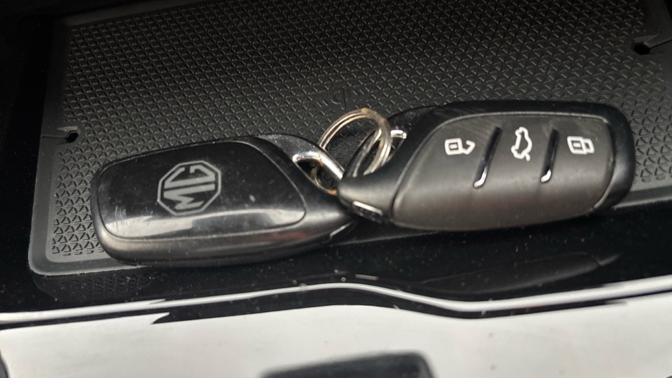 MG MG4 2 keys
