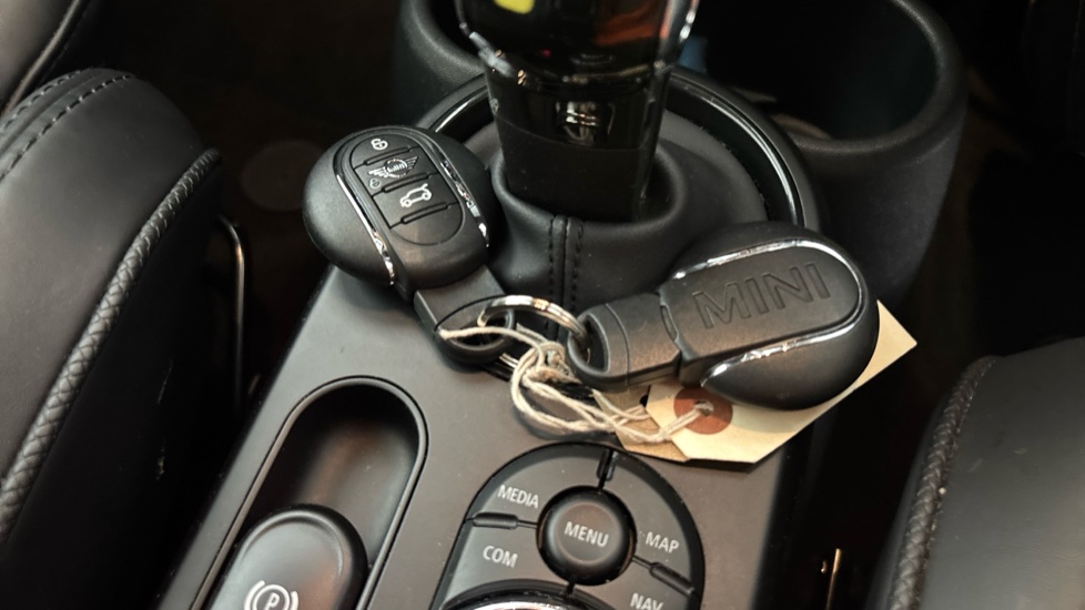 MINI HATCHBACK 2 keys