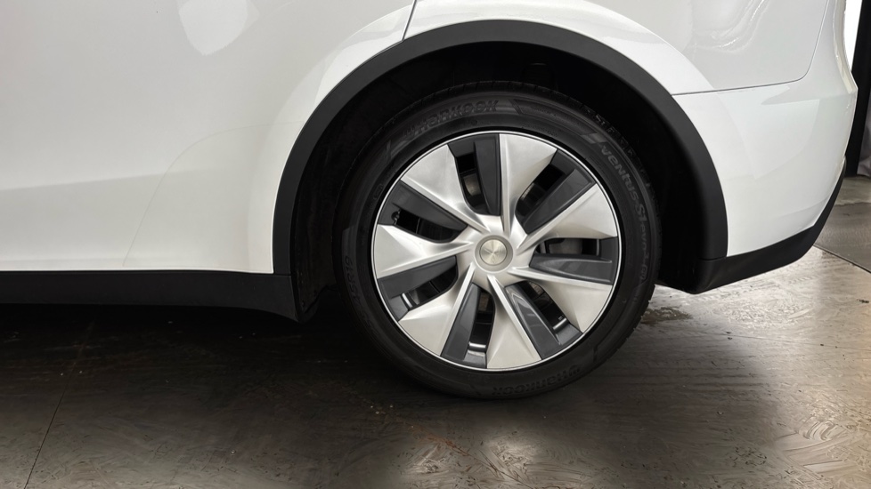 TESLA MODEL Y Image 18