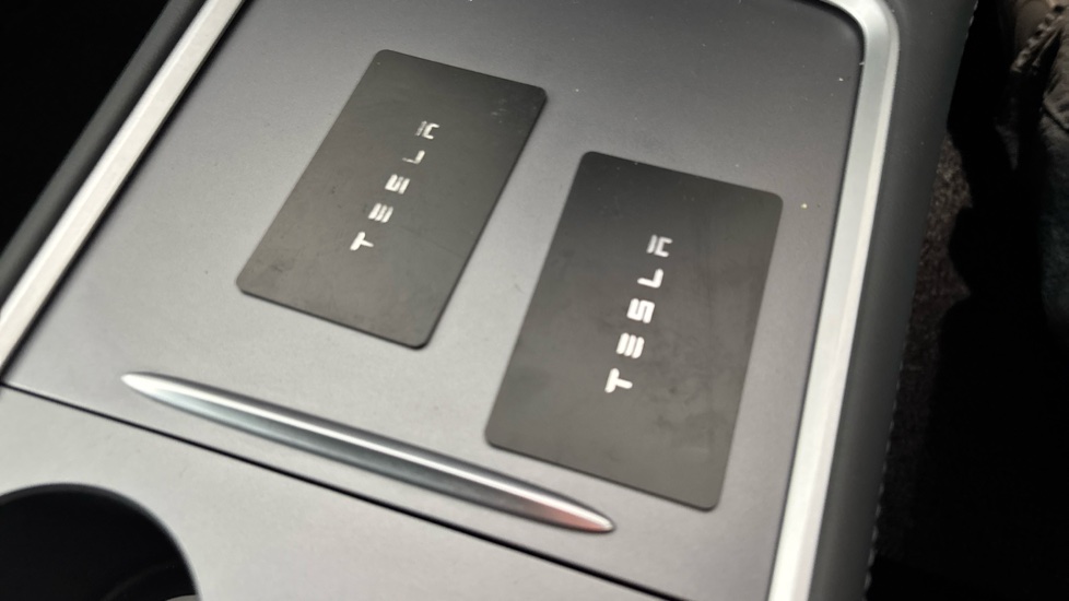 TESLA MODEL Y 2 keys