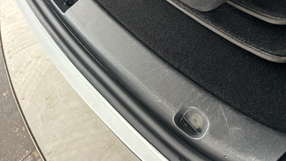 TESLA MODEL Y Scratches