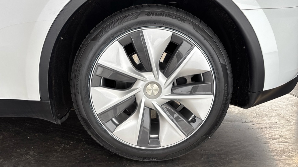 TESLA MODEL Y Image 18