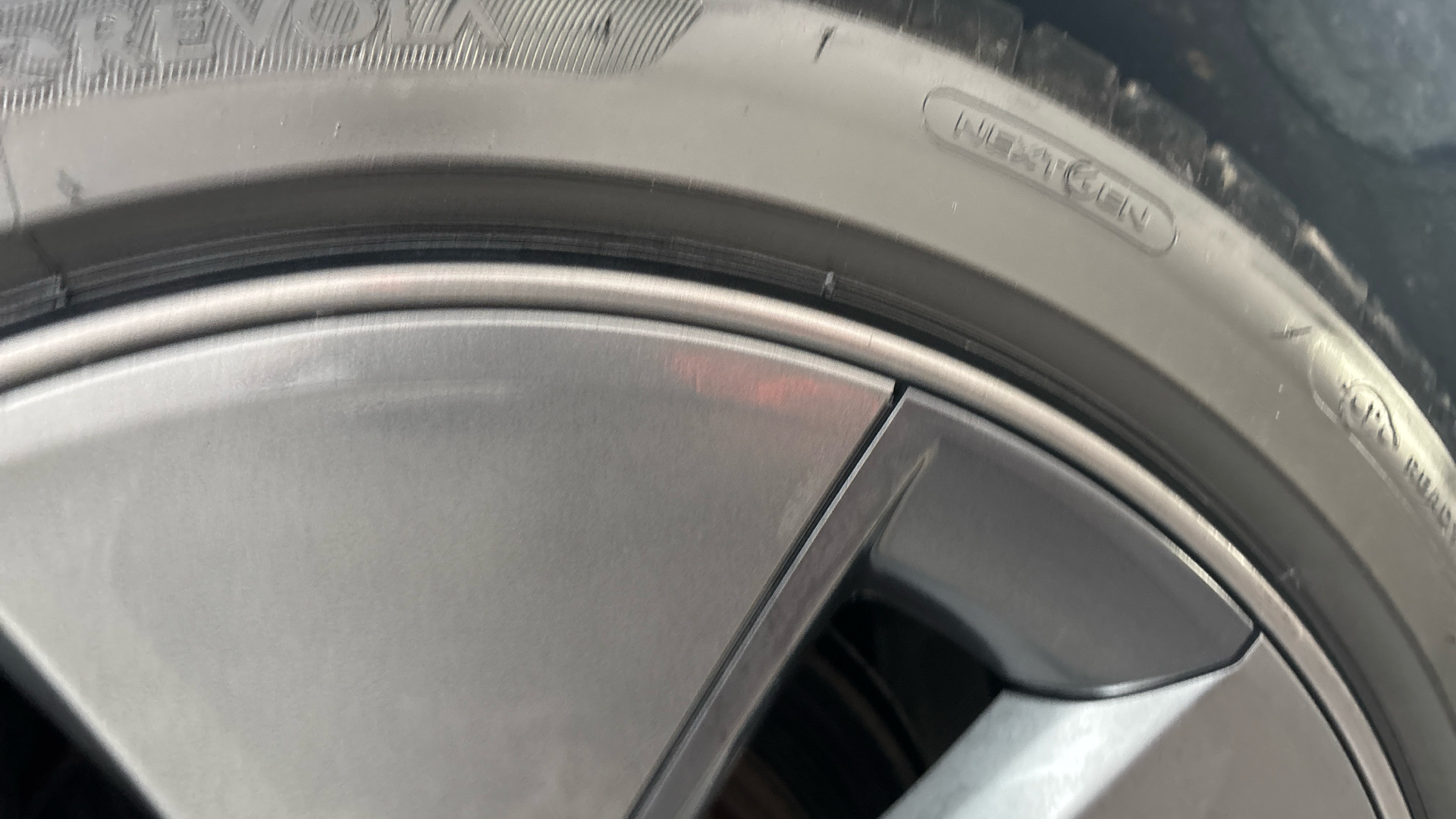 4027596 Long Range AWD 4dr Auto