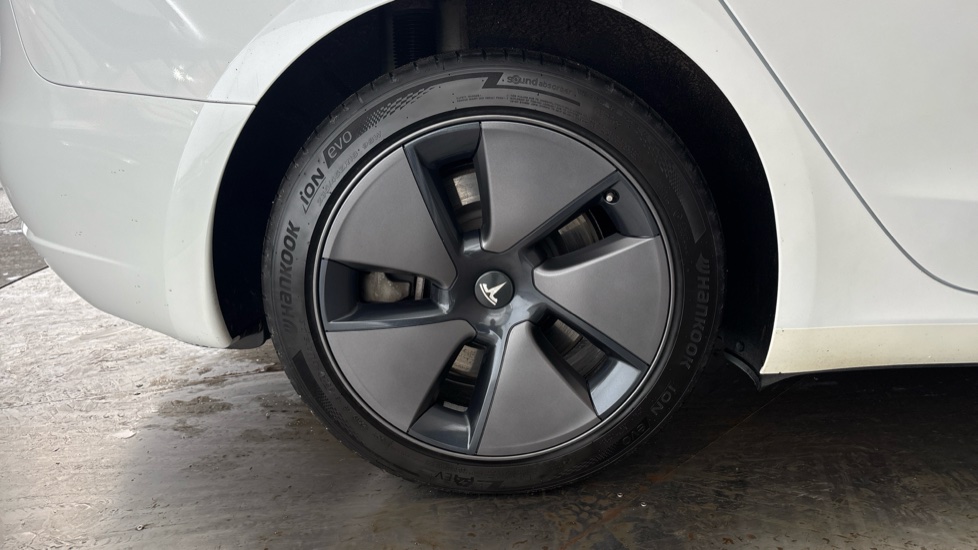 Tesla Model 3 Image 19