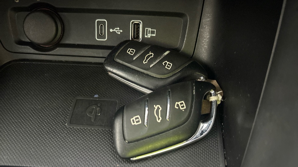 MG ZS two keys