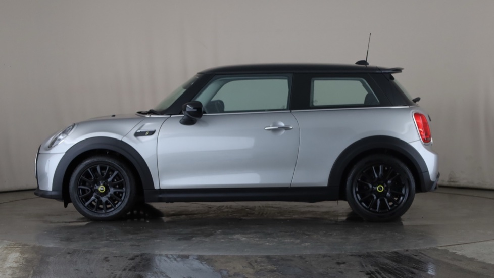 MINI HATCHBACK Image 2