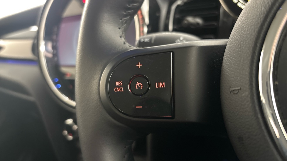 MINI HATCHBACK Cruise control