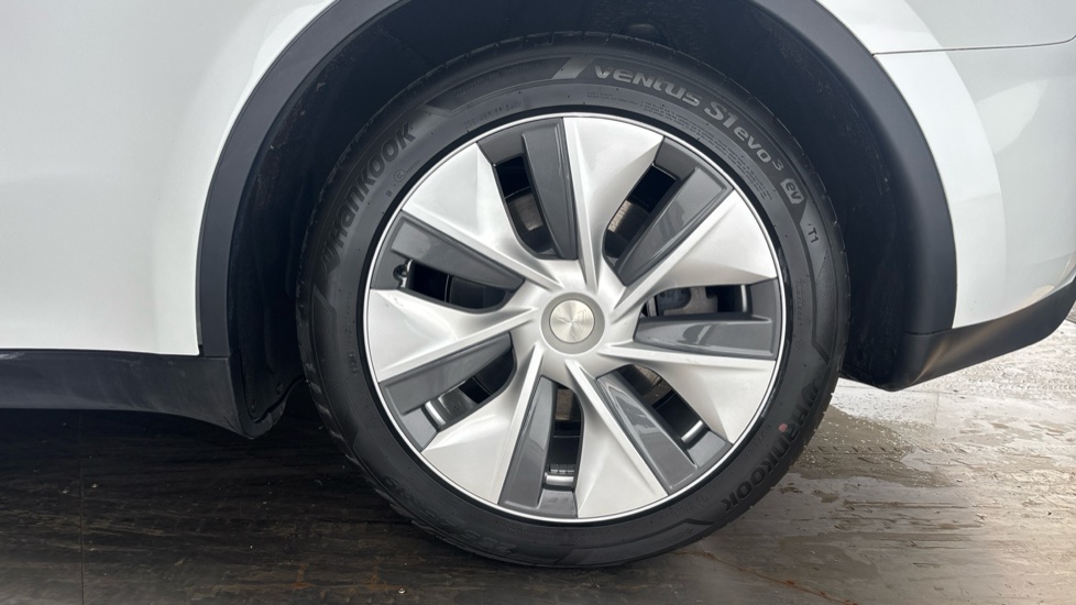 TESLA MODEL Y Image 18