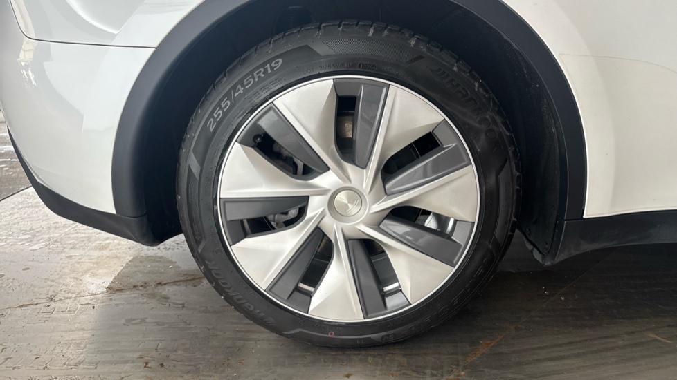 TESLA MODEL Y Image 19