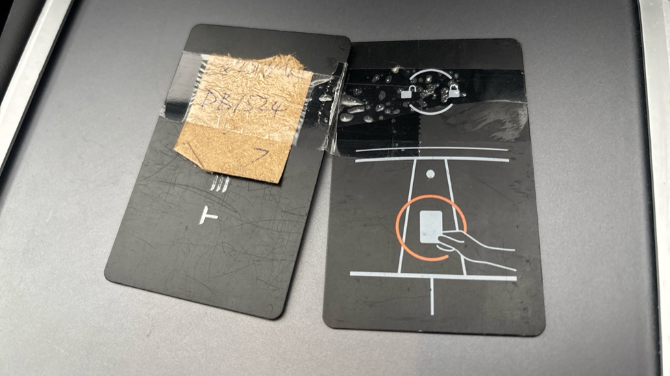 TESLA MODEL Y 2 keys