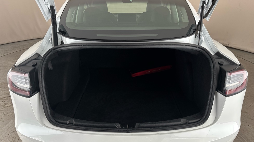 TESLA MODEL 3 Image 15
