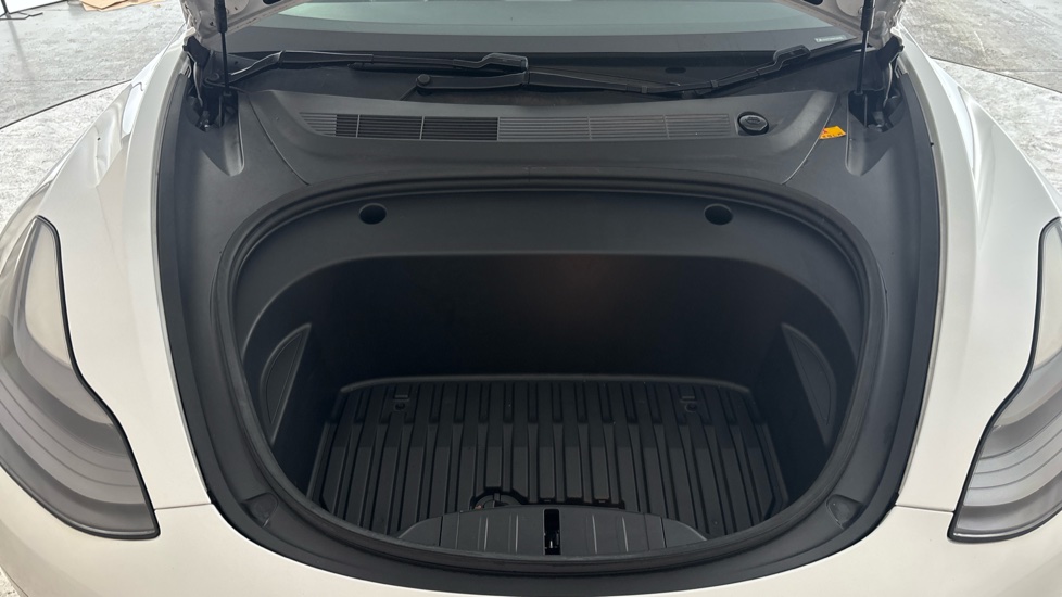 TESLA MODEL 3 Image 16